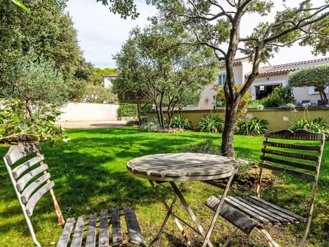 Leaf, Furniture, Outdoor Furniture, Garden, Outdoor Table, Lawn, Shade, Spring, Outdoor Bench, Backyard