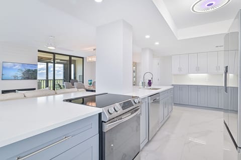 VSC1004 - The large new remodeled kitchen is fully equipped