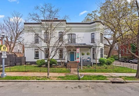 Elegant 3BR/3BA historic house with private parking in the heart of DC ! 
