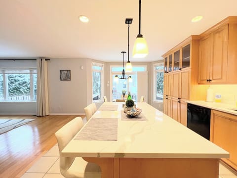 Large island for a quick breakfast time or a coffee