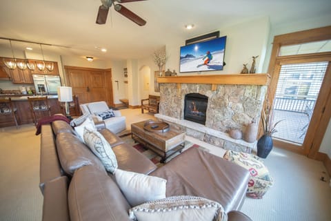 Beautiful Ski-in Ski-out vacation condo at Lone Eagle