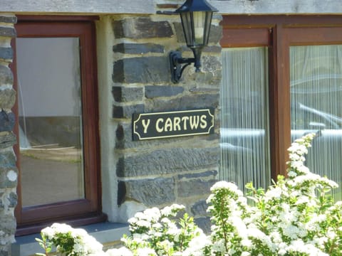 Welcome to Y Cartws sign on the wall