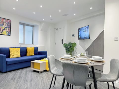 Living & Dining area w/ smart TV | 1BDR flat in Shoreditch, Old Street & Hoxton