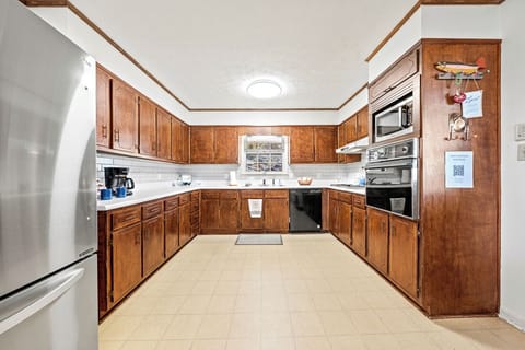 Single oven, microwave, and electric cooktop kitchen