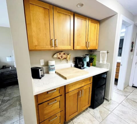 Breakfast Bar and Mini Fridge