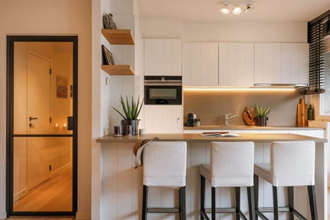 Fully equipped open kitchen with direct access to the balcony 