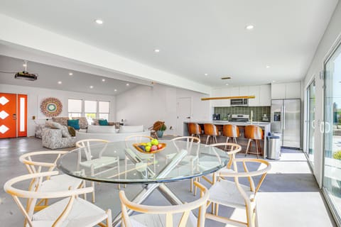 Dining Area | Dishware & Flatware Provided