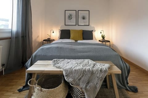 Fühle dich willkommen und lasse dich nach einer anstrengenden Reise oder einem intensiven Tag einfach in unser bequemes 160/200 Bett fallen