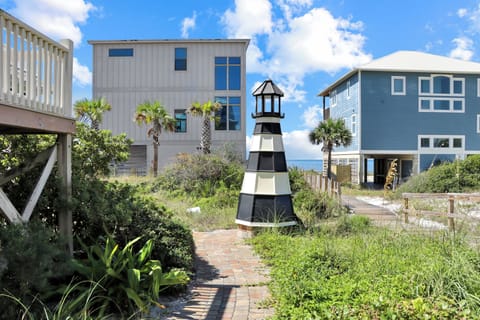 Welcome to Adventure Time! Beach View + Unique Lighthouse feature in yard