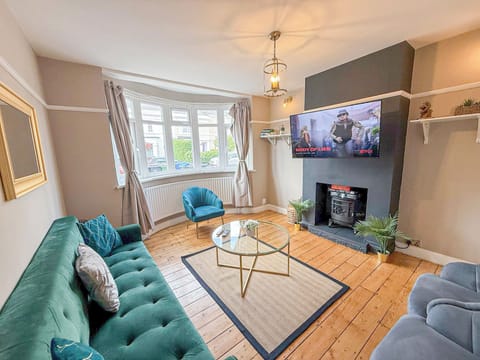 Bright living room w/ smart TV near New Malden, Kingston, Raynes Park, Wimbledon
