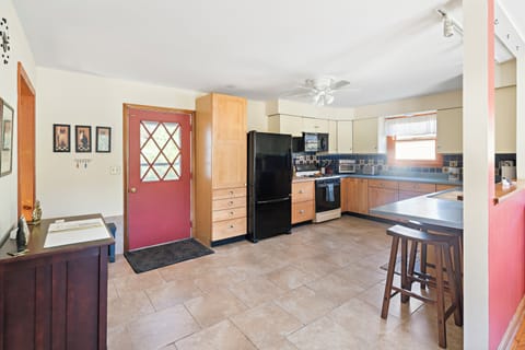 Full Kitchen - gas cooking and abundant cabinets