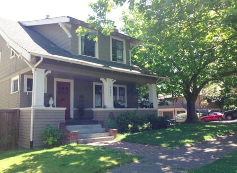 100 year old craftsman. Restaurant, bars, coffee, stores steps away.