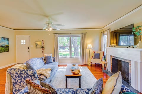 Corpus Christi Vacation Rental | 2BR | 1BA | 1,023 Sq Ft | 4 Steps to Enter
