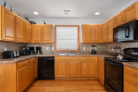 WH582: Beachnuts Too | TL Kitchen Area