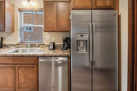 Dish washer and refrigerator in kitchen