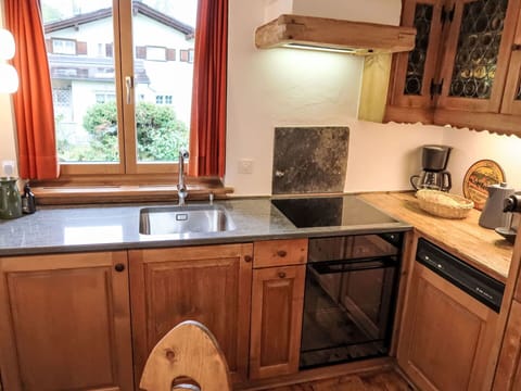 Brown, Cabinetry, Kitchen Sink, Countertop, Sink, Property, Plant, Tap, Plumbing Fixture, Window