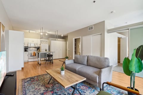 CozySuites Mill District with pool, gym #01