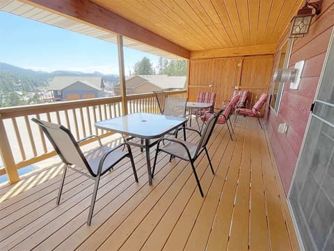 Covered deck and outdoor dining area 