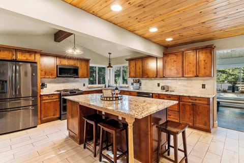 Fully stocked kitchen with modern appliances and amenities.