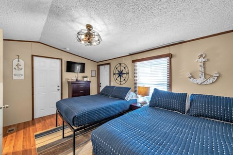 Indoors, Home Decor, Furniture, Screen, Bed