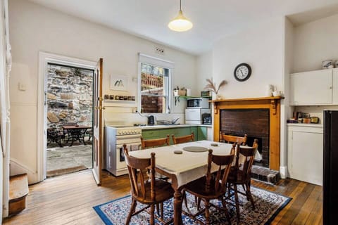 Come together for a meal at home at the traditional dining table or head out into the courtyard, right behind the kitchen. 