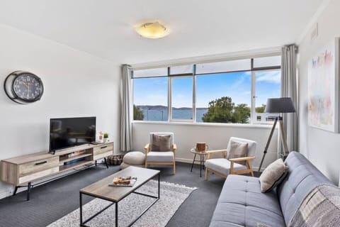 Being an end-unit apartment, the living room boasts views over the River Derwent and additional windows facing the mountain.