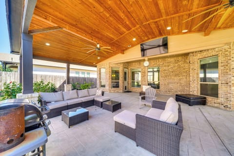 San Antonio Vacation Rental | 4BR | 3.5BA | 3,066 Sq Ft | 1 Step to Enter