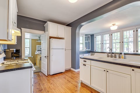 Kitchen | Microwave | Toaster | 1st Floor