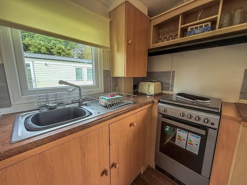 Escape to Skegness in Lincolnshire for last minute breaks at Southview Holiday Park Skegness, where family caravan holidays and dog friendly mini breaks come with the added comfort of an inviting kitchen area.
