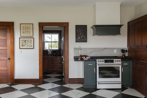 Fully Equipped Kitchen (2)