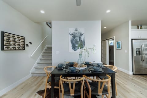 Seating for up to Six People | Main Level