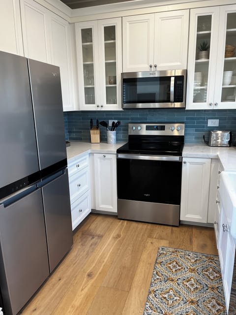 Full kitchen with all the essentials.