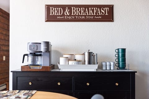 Prepare your morning coffee at the coffee bar with a lake view!