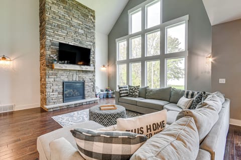 Cicero Vacation Rental | 5BR | 3.5BA | 3 Steps to Enter | 6,000 Sq Ft