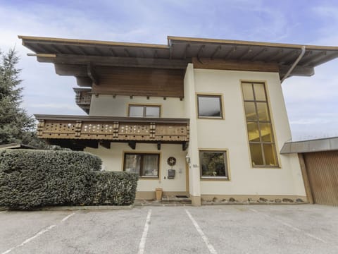 Cloud, Sky, Property, Window, Building, Plant, Residential Area, Real Estate, Facade, Door