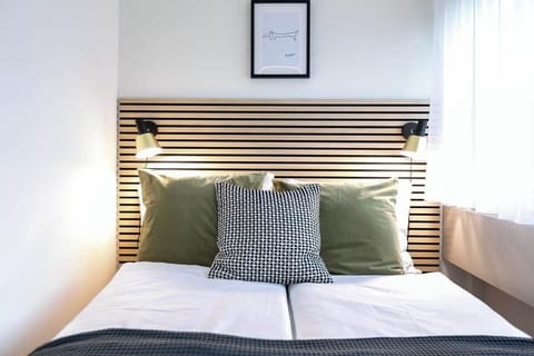 Das Zimmer verfügt über ein 140/200 Bett mit Federkern Matratze und eine Dusche/WC. Die geteilte vollausgestattete Küche ist am Ende des Ganges auch mit dem Zimmerschlüssel zugänglich