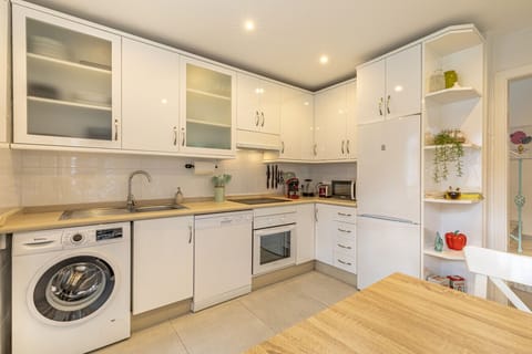 Fully-equipped kitchen with Nescafé Tassimo coffee maker, washing machine, oven...
