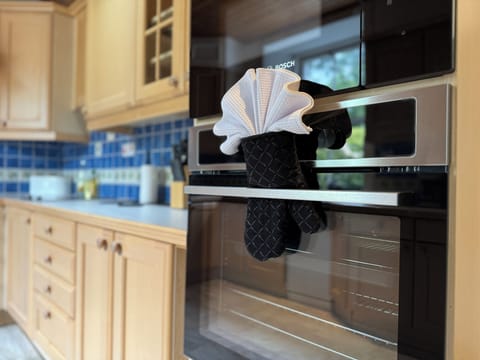 Kitchen: built-in oven and microwave.