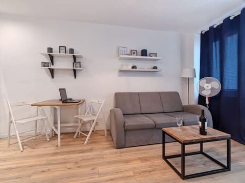 Living room with Workspace and Fan | Book Now with RENTUJEMY.COM