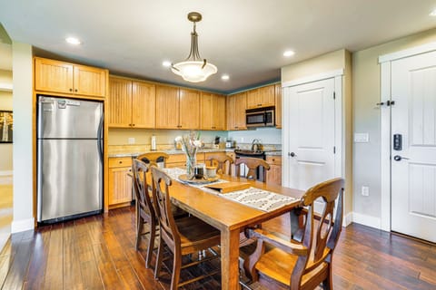 Dining Table | Dishware/Flatware