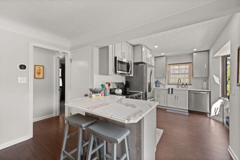 Neutral tones and pops of pretty create a calming kitchen vibe. So peaceful! ✨