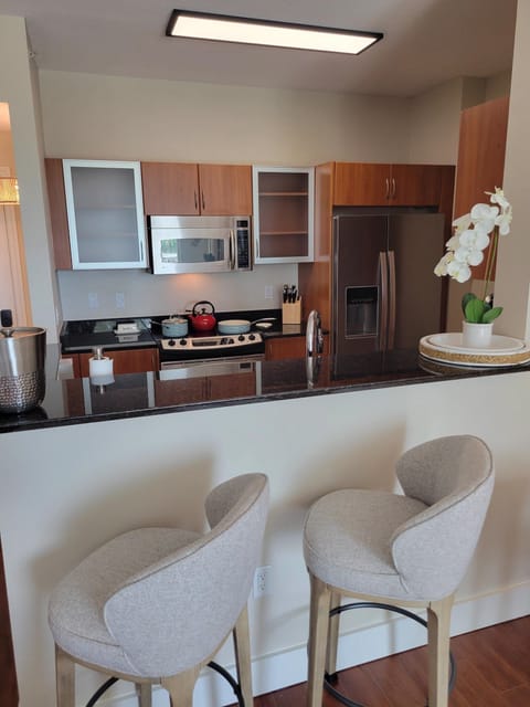 Seating at the kitchen bar