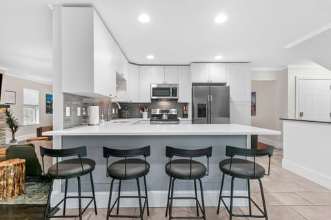 Breakfast Bar with seating for 4