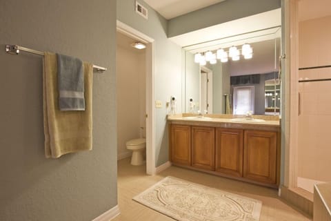 Full bathroom, with all the essentials provided!