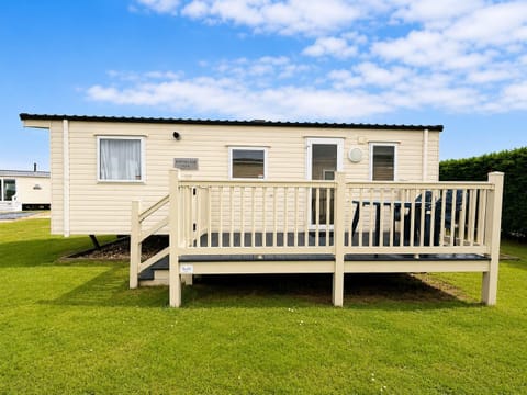 With 2cHolidays, you can arrive any day of the week.
Tuesday? Friday? Sunday? All welcome.
This cosy caravan is ready when you are.