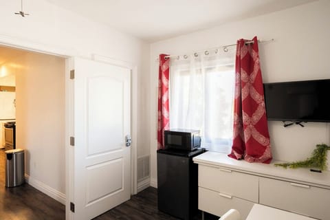 Beautiful Suite with Microwave and Refrigerator