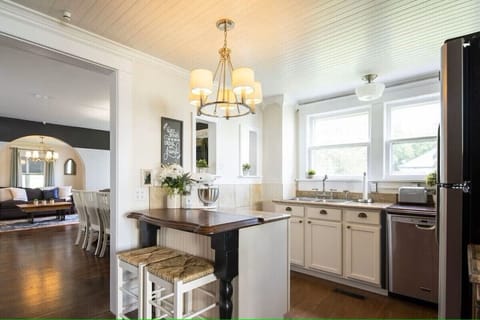 Breakfast bar in the Kitchen