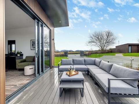 Sitting-out-area | Lodge Five - Ty Llwyd, Llangefni