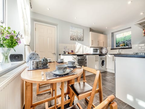 Kitchen/diner | East Llwyn - Llwyn Holiday Cottages, Rhydowen