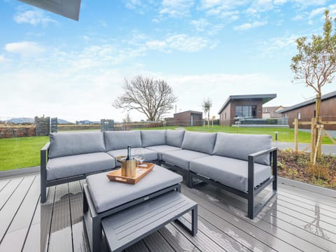 Sitting-out-area | Lodge Four - Ty Llwyd, Llangefni
